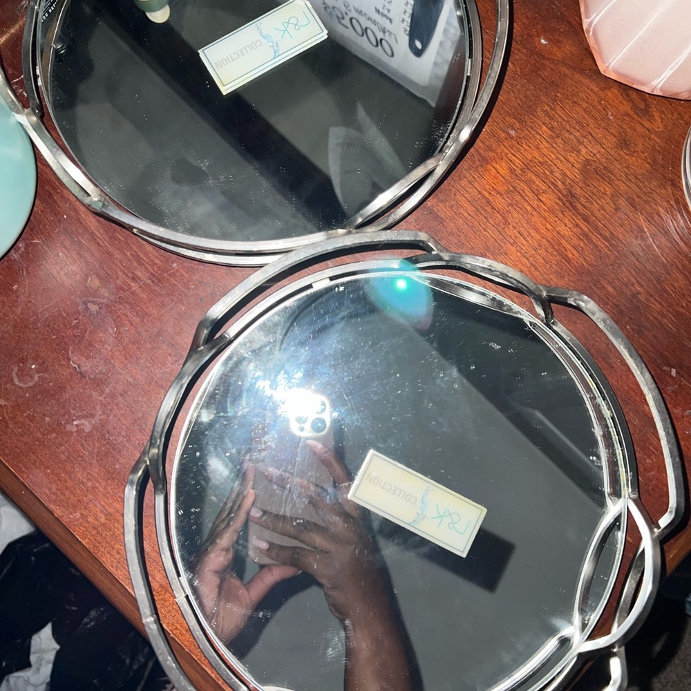 Circular vanity mirror